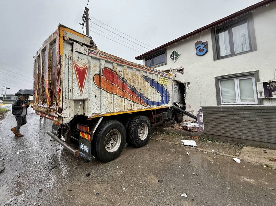 Kamyon, Trabzonspor armalı eve bodoslama girdi! Facianın eşiğinden dönüldü 10